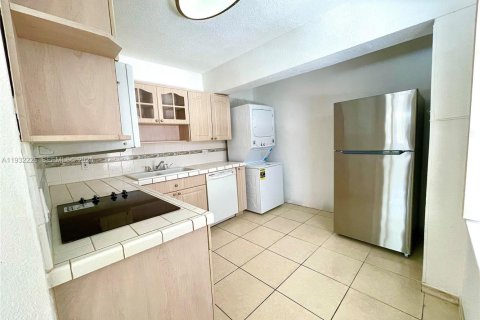 Casa en alquiler en Fort Lauderdale, Florida, 4 dormitorios, 138.24 m2 № 1990800 - foto 3