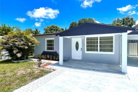 Casa en alquiler en Fort Lauderdale, Florida, 4 dormitorios, 138.24 m2 № 1990800 - foto 1