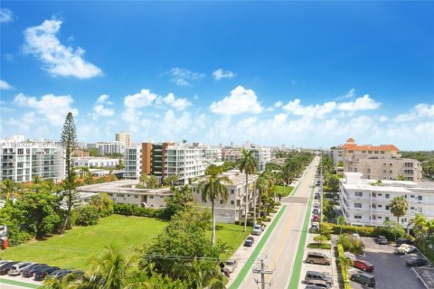 Снять в аренду кондоминиум в Бей-Харбор-Айлендс, Флорида 1 спальня, 88.26м2, № 2047232 - фото 2