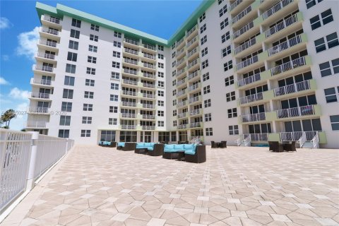 Снять в аренду кондоминиум в Бей-Харбор-Айлендс, Флорида 1 спальня, 88.26м2, № 2047232 - фото 3