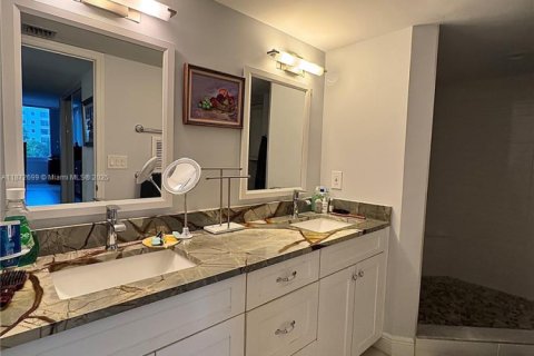 Condo in South Palm Beach, Florida, 2 bedrooms  № 1926591 - photo 4