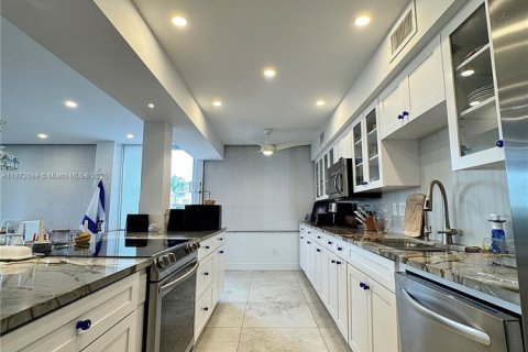 Condo in South Palm Beach, Florida, 2 bedrooms  № 1926591 - photo 1