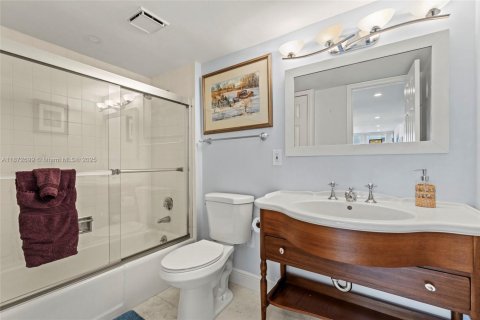 Condo in South Palm Beach, Florida, 2 bedrooms  № 1926591 - photo 15