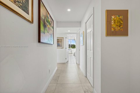 Condo in South Palm Beach, Florida, 2 bedrooms  № 1926591 - photo 12