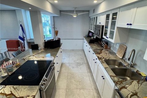 Condo in South Palm Beach, Florida, 2 bedrooms  № 1926591 - photo 2