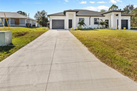 House in Lehigh Acres, Florida 3 bedrooms, 141.21 sq.m. № 1921265 - photo 2