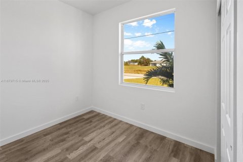 House in Lehigh Acres, Florida 3 bedrooms, 141.21 sq.m. № 1921265 - photo 10