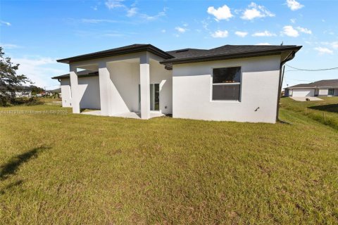 House in Lehigh Acres, Florida 3 bedrooms, 141.21 sq.m. № 1921265 - photo 30