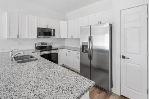 House in Lehigh Acres, Florida 3 bedrooms, 141.21 sq.m. № 1921265 - photo 5