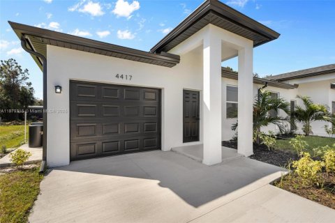 House in Lehigh Acres, Florida 3 bedrooms, 141.21 sq.m. № 1921265 - photo 1