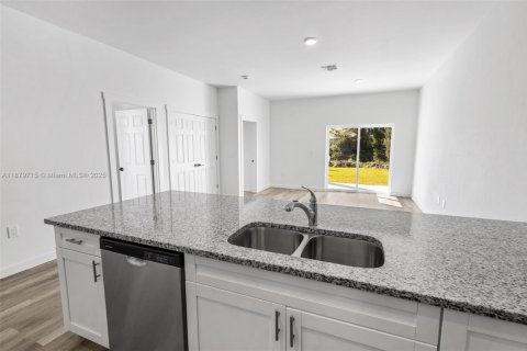 House in Lehigh Acres, Florida 3 bedrooms, 141.21 sq.m. № 1921265 - photo 6