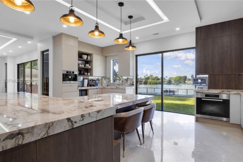 Villa ou maison à vendre à Miami, Floride: 5 chambres, 529.36 m2 № 1998539 - photo 2