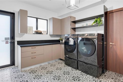 Villa ou maison à vendre à Miami, Floride: 5 chambres, 529.36 m2 № 1998539 - photo 28