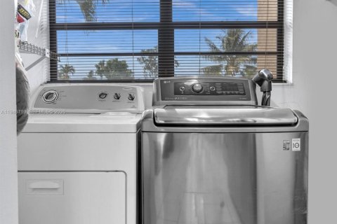 Купить таунхаус в Пемброк-Пайнс, Флорида 2 спальни, 100.33м2, № 2002939 - фото 8