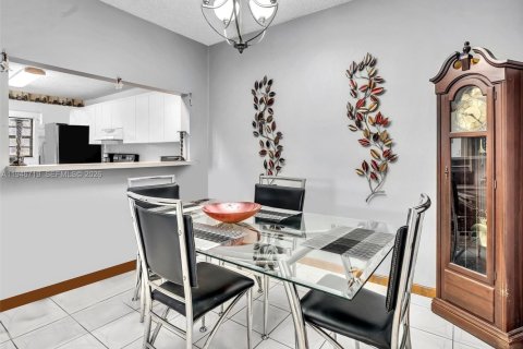 Купить таунхаус в Пемброк-Пайнс, Флорида 2 спальни, 100.33м2, № 2002939 - фото 18