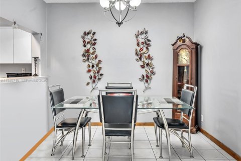 Купить таунхаус в Пемброк-Пайнс, Флорида 2 спальни, 100.33м2, № 2002939 - фото 17