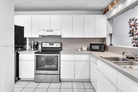 Купить таунхаус в Пемброк-Пайнс, Флорида 2 спальни, 100.33м2, № 2002939 - фото 4