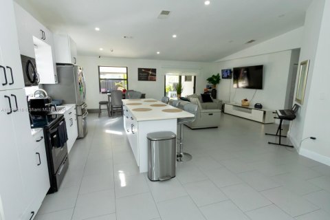 House in Cutler Bay, Florida 3 bedrooms, 133.69 sq.m. № 1952791 - photo 16