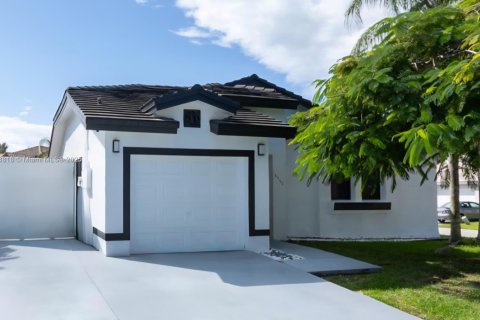 House in Cutler Bay, Florida 3 bedrooms, 133.69 sq.m. № 1952791 - photo 1