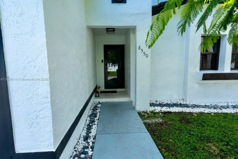 House in Cutler Bay, Florida 3 bedrooms, 133.69 sq.m. № 1952791 - photo 3