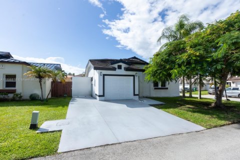 House in Cutler Bay, Florida 3 bedrooms, 133.69 sq.m. № 1952791 - photo 6