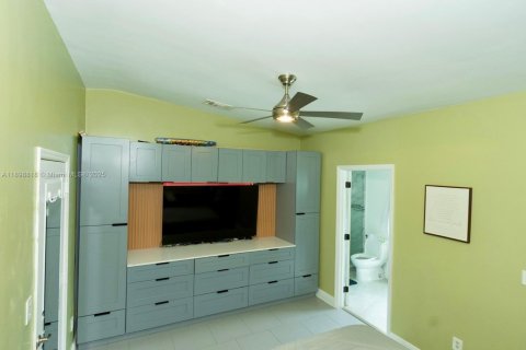 House in Cutler Bay, Florida 3 bedrooms, 133.69 sq.m. № 1952791 - photo 25