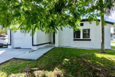 House in Cutler Bay, Florida 3 bedrooms, 133.69 sq.m. № 1952791 - photo 2