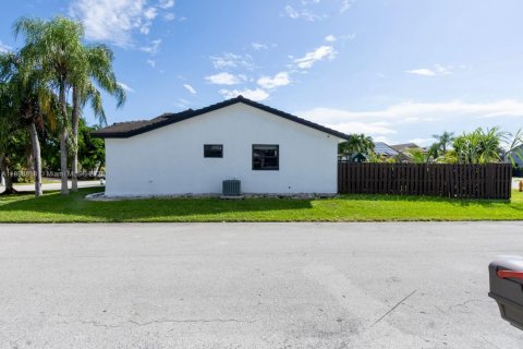 House in Cutler Bay, Florida 3 bedrooms, 133.69 sq.m. № 1952791 - photo 8
