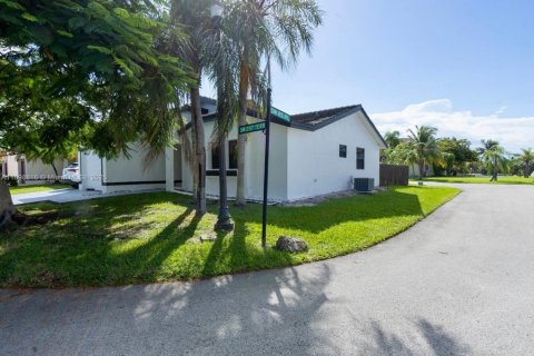 House in Cutler Bay, Florida 3 bedrooms, 133.69 sq.m. № 1952791 - photo 5