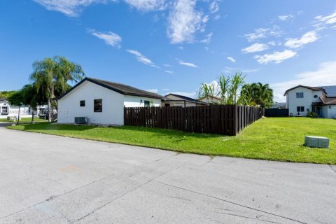 House in Cutler Bay, Florida 3 bedrooms, 133.69 sq.m. № 1952791 - photo 9