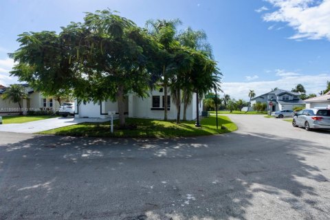 House in Cutler Bay, Florida 3 bedrooms, 133.69 sq.m. № 1952791 - photo 4