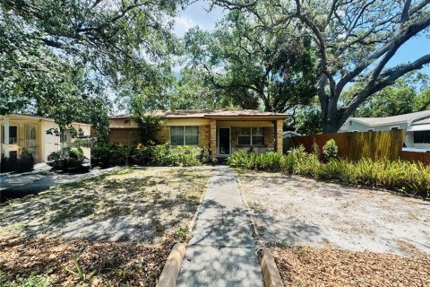 House in Tampa, Florida 3 bedrooms, 139.35 sq.m. № 1810168 - photo 1