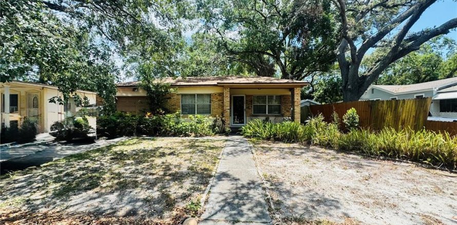 House in Tampa, Florida 3 bedrooms, 139.35 sq.m. № 1810168