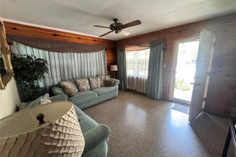 House in Tampa, Florida 3 bedrooms, 139.35 sq.m. № 1810168 - photo 5