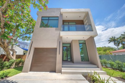 House in Hollywood, Florida 4 bedrooms, 246.84 sq.m. № 2185913