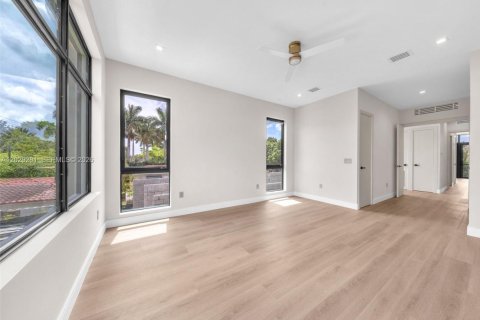 House in Hollywood, Florida 4 bedrooms, 246.84 sq.m. № 2185913 - photo 28