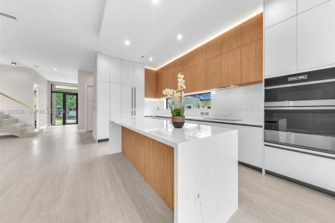 House in Hollywood, Florida 4 bedrooms, 246.84 sq.m. № 2185913 - photo 15