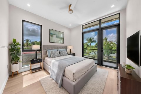 House in Hollywood, Florida 4 bedrooms, 246.84 sq.m. № 2185913 - photo 5