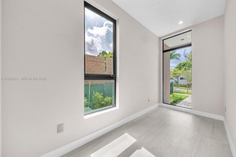House in Hollywood, Florida 4 bedrooms, 246.84 sq.m. № 2185913 - photo 22