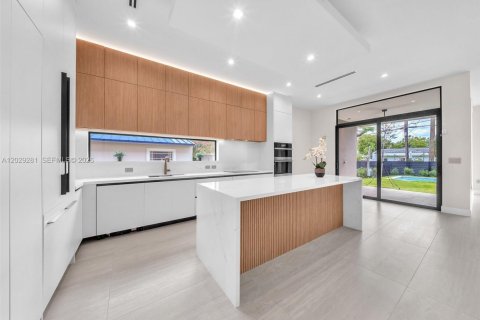 House in Hollywood, Florida 4 bedrooms, 246.84 sq.m. № 2185913 - photo 10