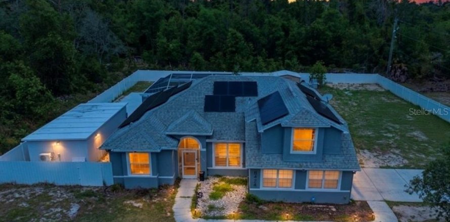 House in Weeki Wachee, Florida 5 bedrooms, 249.35 sq.m. № 2221705
