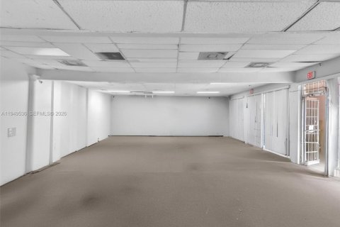 Commercial property in Miami, Florida № 2006135 - photo 19