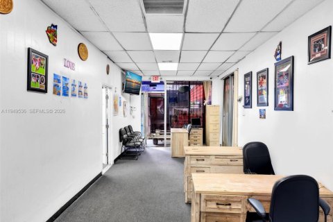 Commercial property in Miami, Florida № 2006135 - photo 8