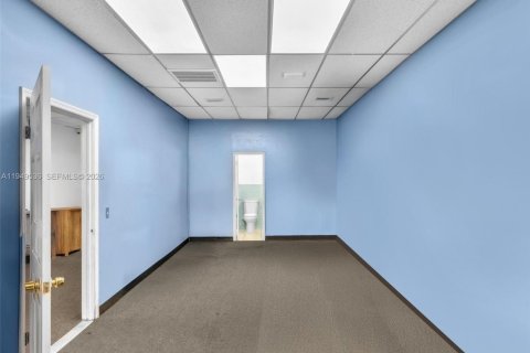 Commercial property in Miami, Florida № 2006135 - photo 9