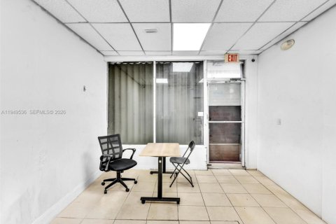Commercial property in Miami, Florida № 2006135 - photo 4