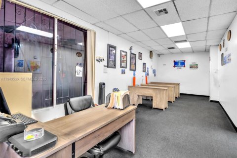 Commercial property in Miami, Florida № 2006135 - photo 7