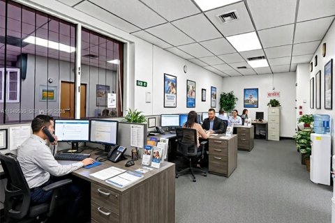 Commercial property in Miami, Florida № 2006135 - photo 13