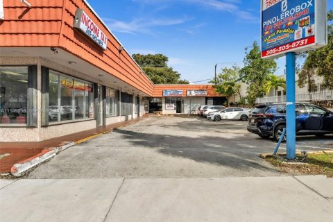 Commercial property in Miami, Florida № 2006135 - photo 2