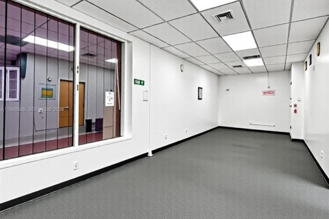 Commercial property in Miami, Florida № 2006135 - photo 12