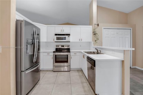 House in Pembroke Pines, Florida 3 bedrooms, 219.71 sq.m. № 1879031 - photo 15